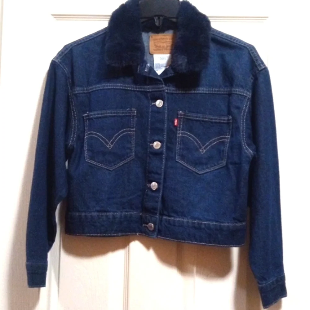 LEVI'S DARK BLUE FUR COLLAR CROP DENIM BUTTON UP JACKET SIZE JUNIORS XL NWT - Picture 6 of 6